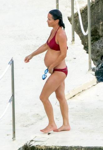 Η Pippa Middleton απολαμβάνει τις βουτιές της (pics)