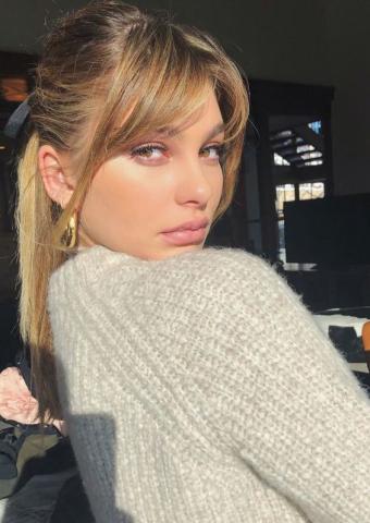 Curtain bangs: Δώσε μία πιο θηλυκή εκδοχή στις αφέλειες φέτος