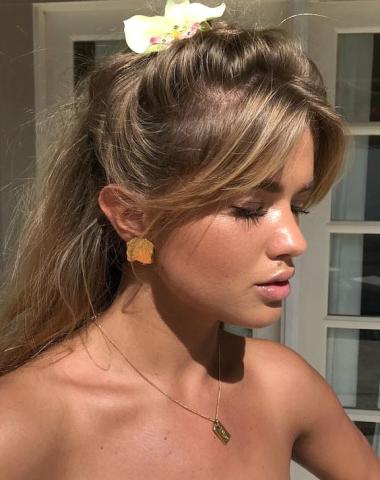 Curtain bangs: Δώσε μία πιο θηλυκή εκδοχή στις αφέλειες φέτος