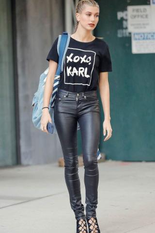 Black leather pants: Η επιστροφή του κλασσικού παντελονιού και πώς να το φορέσεις