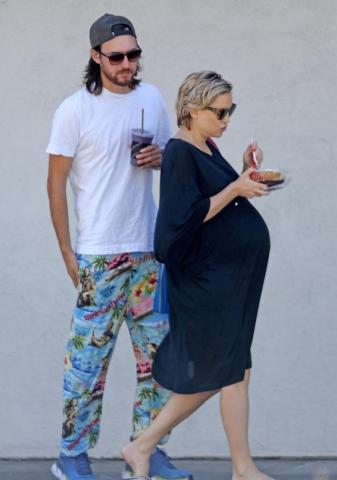 Kate Hudson: Η χαλαρή της βόλτα για street food λίγο πριν γεννήσει