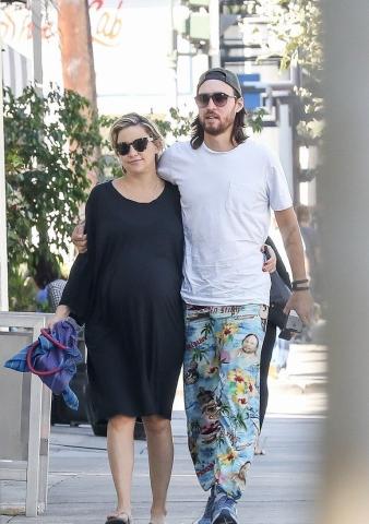 Kate Hudson: Η χαλαρή της βόλτα για street food λίγο πριν γεννήσει