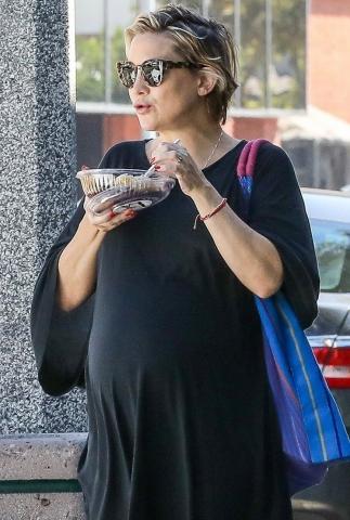 Kate Hudson: Η χαλαρή της βόλτα για street food λίγο πριν γεννήσει