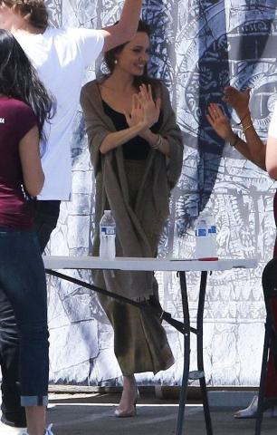 Η Angelina Jolie έκανε μια εμφάνιση έκπληξη σε φεστιβάλ στην Καλιφόρνια
