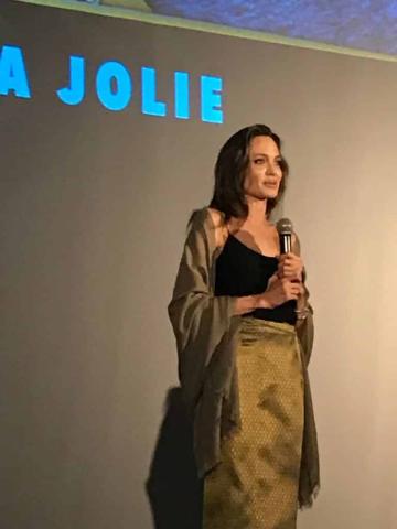Η Angelina Jolie έκανε μια εμφάνιση έκπληξη σε φεστιβάλ στην Καλιφόρνια
