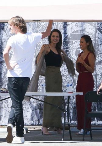 Η Angelina Jolie έκανε μια εμφάνιση έκπληξη σε φεστιβάλ στην Καλιφόρνια