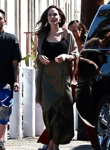 Η Angelina Jolie έκανε μια εμφάνιση έκπληξη σε φεστιβάλ στην Καλιφόρνια