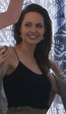 Η Angelina Jolie έκανε μια εμφάνιση έκπληξη σε φεστιβάλ στην Καλιφόρνια