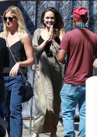 Η Angelina Jolie έκανε μια εμφάνιση έκπληξη σε φεστιβάλ στην Καλιφόρνια