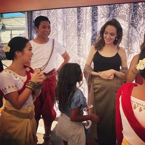 Η Angelina Jolie έκανε μια εμφάνιση έκπληξη σε φεστιβάλ στην Καλιφόρνια