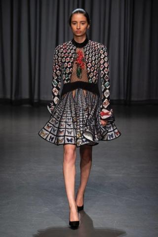 Η υπέροχη Μary Katrantzou ανεβάζει τον πήχη σε άλλο στιλιστικό level Η υπέροχη Μary Katrantzou ανεβάζει τον πήχη σε άλλο στιλιστικό level