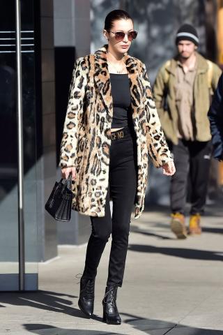 Τα leopard prints επανέρχονται με τα πανωφόρια να κερδίζουν το στιλιστικό παιχνίδι Τα leopard prints επανέρχονται με τα πανωφόρια να κερδίζουν το στιλιστικό παιχνίδι