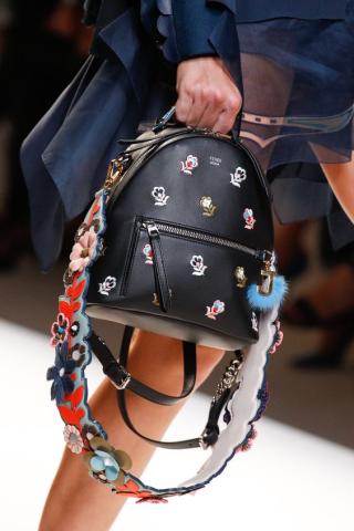 Backpack: Δες πως να το κρατήσεις ανάλογα με το στιλ σου Backpack: Δες πως να το κρατήσεις ανάλογα με το στιλ σου