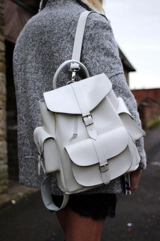 Backpack: Δες πως να το κρατήσεις ανάλογα με το στιλ σου Backpack: Δες πως να το κρατήσεις ανάλογα με το στιλ σου