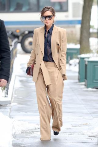 Βρήκαμε το camel blazer που θα σε βγάλει ασπροπρόσωπη το φθινόπωρο