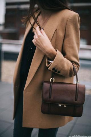 Βρήκαμε το camel blazer που θα σε βγάλει ασπροπρόσωπη το φθινόπωρο