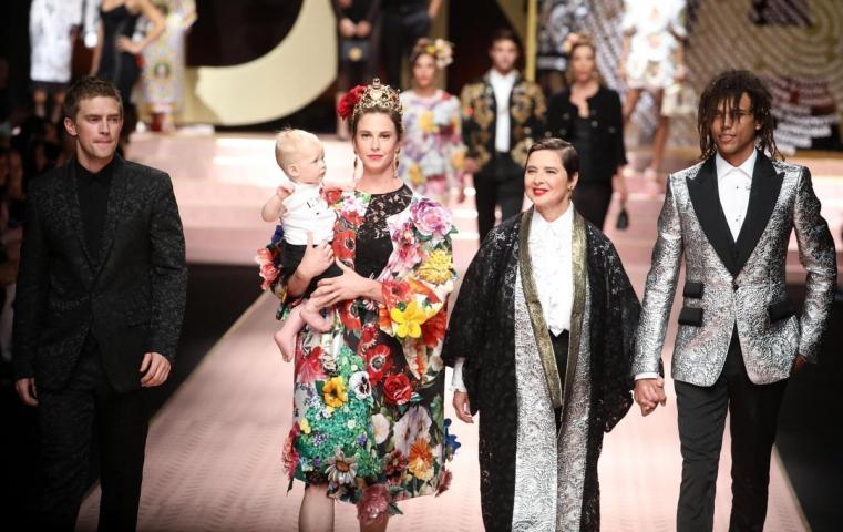 Dolce & Gabbana: Η πασαρέλα τους, η Μόνικα Μπελούτσι και τα άλλα τα κορίτσια Dolce & Gabbana: Η πασαρέλα τους, η Μόνικα Μπελούτσι και τα άλλα τα κορίτσια