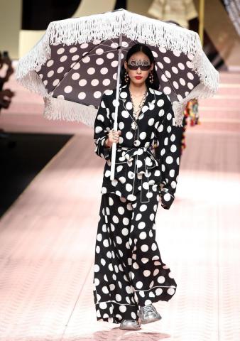 Dolce & Gabbana: Η πασαρέλα τους, η Μόνικα Μπελούτσι και τα άλλα τα κορίτσια Dolce & Gabbana: Η πασαρέλα τους, η Μόνικα Μπελούτσι και τα άλλα τα κορίτσια