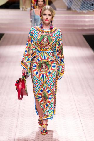 Dolce & Gabbana: Η πασαρέλα τους, η Μόνικα Μπελούτσι και τα άλλα τα κορίτσια Dolce & Gabbana: Η πασαρέλα τους, η Μόνικα Μπελούτσι και τα άλλα τα κορίτσια