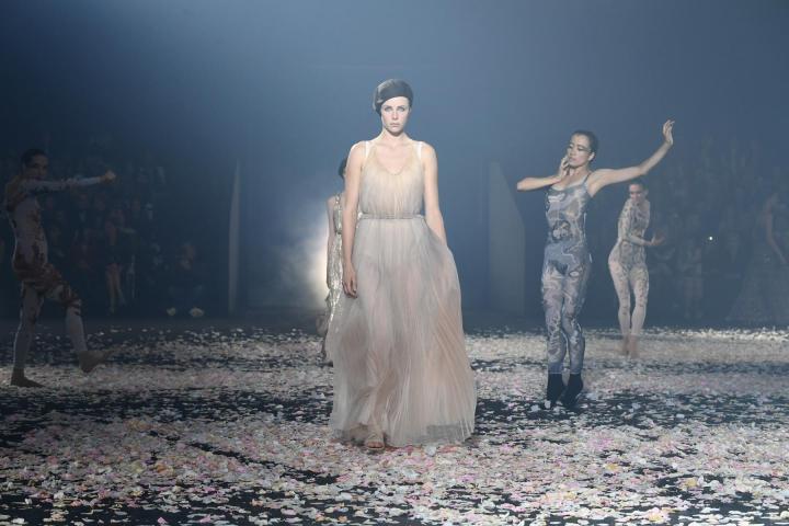 Και ο Dior δίδαξε μαγεία… Ροδοπέταλα, μπαλέτο και εκστατικές δημιουργίες Και ο Dior δίδαξε μαγεία… Ροδοπέταλα, μπαλέτο και εκστατικές δημιουργίες