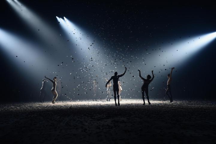 Και ο Dior δίδαξε μαγεία… Ροδοπέταλα, μπαλέτο και εκστατικές δημιουργίες Και ο Dior δίδαξε μαγεία… Ροδοπέταλα, μπαλέτο και εκστατικές δημιουργίες