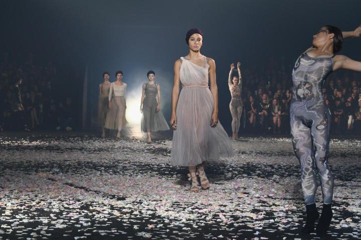 Και ο Dior δίδαξε μαγεία… Ροδοπέταλα, μπαλέτο και εκστατικές δημιουργίες Και ο Dior δίδαξε μαγεία… Ροδοπέταλα, μπαλέτο και εκστατικές δημιουργίες