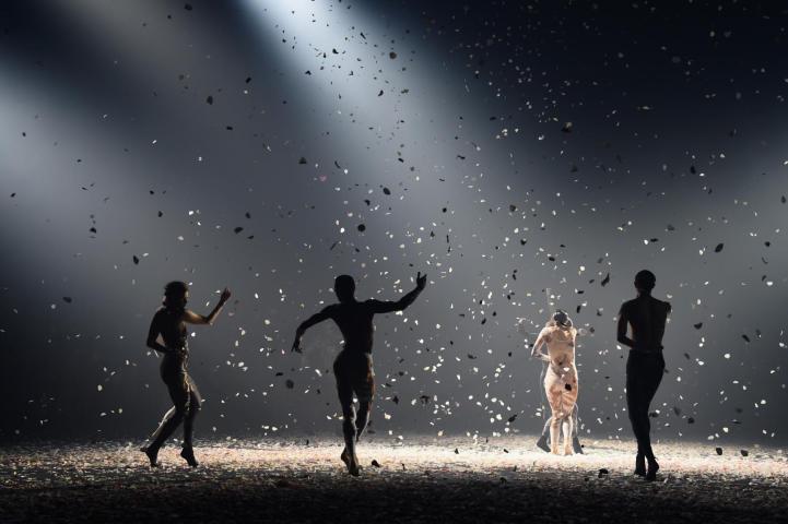 Και ο Dior δίδαξε μαγεία… Ροδοπέταλα, μπαλέτο και εκστατικές δημιουργίες Και ο Dior δίδαξε μαγεία… Ροδοπέταλα, μπαλέτο και εκστατικές δημιουργίες