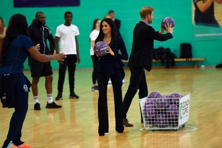 Meghan Markle: Παίζοντας μπάλα με ψηλοτάκουνα (pics)