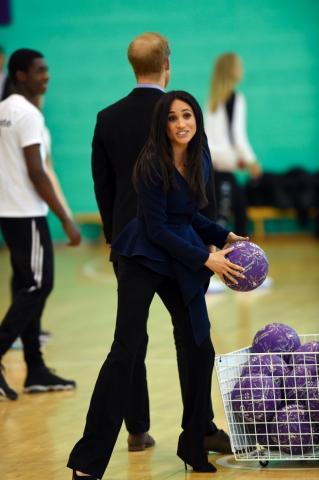 Meghan Markle: Παίζοντας μπάλα με ψηλοτάκουνα (pics)