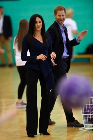 Meghan Markle: Παίζοντας μπάλα με ψηλοτάκουνα (pics)