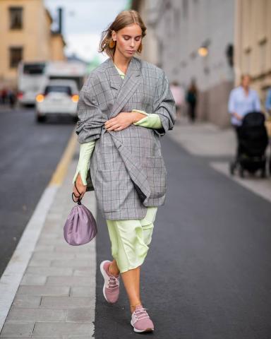 Τα παστέλ παραμένουν στο street style της σεζόν πιο ανανεωμένα