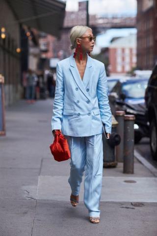 Τα παστέλ παραμένουν στο street style της σεζόν πιο ανανεωμένα