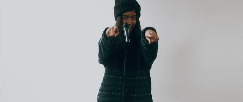 Η μεγάλη κόρη του Ομπάμα παίζει σε βιντεοκλίπ – Τελικά δεν είναι τόσο ντροπαλή