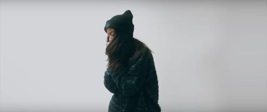 Η μεγάλη κόρη του Ομπάμα παίζει σε βιντεοκλίπ – Τελικά δεν είναι τόσο ντροπαλή