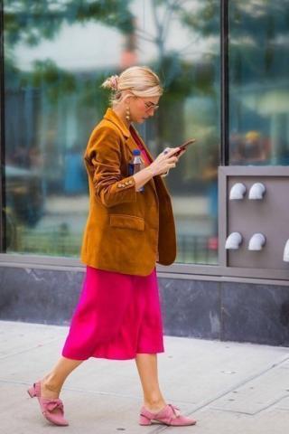 Η Alexa Chung σου δείχνει το ρούχο που πρέπει να προσθέσεις στην ντουλάπα σου τον Οκτώβρη