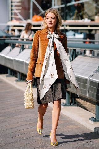 Η Alexa Chung σου δείχνει το ρούχο που πρέπει να προσθέσεις στην ντουλάπα σου τον Οκτώβρη