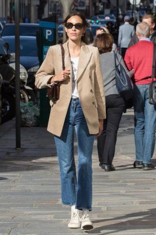 Η Alexa Chung σου δείχνει το ρούχο που πρέπει να προσθέσεις στην ντουλάπα σου τον Οκτώβρη