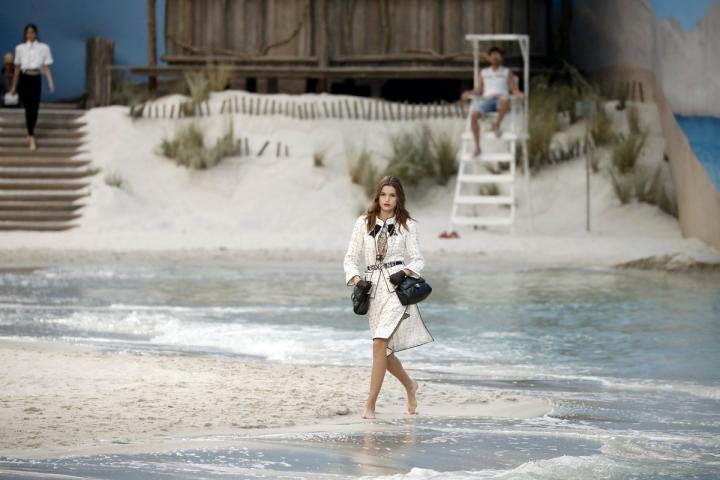 Chanel: Το Grand Palais μεταμορφώθηκε σε κανονική παραλία με θάλασσα και άμμο Chanel: Το Grand Palais μεταμορφώθηκε σε κανονική παραλία με θάλασσα και άμμο