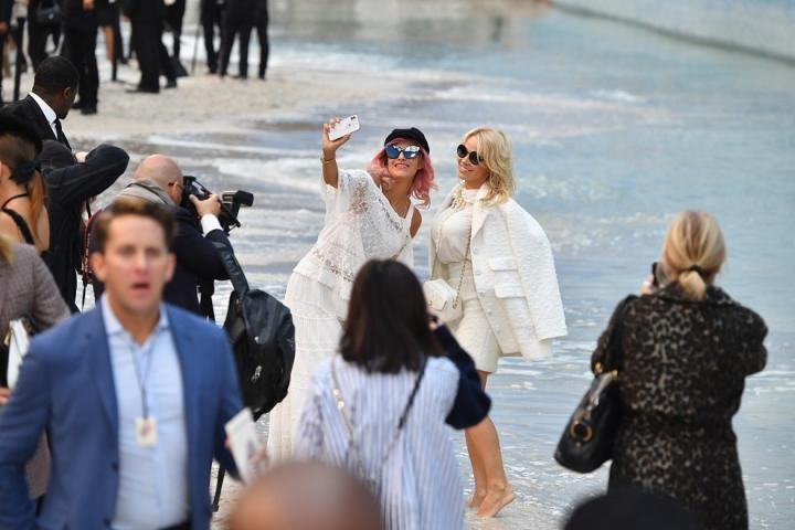 Chanel: Το Grand Palais μεταμορφώθηκε σε κανονική παραλία με θάλασσα και άμμο Chanel: Το Grand Palais μεταμορφώθηκε σε κανονική παραλία με θάλασσα και άμμο