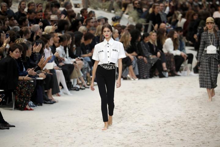 Chanel: Το Grand Palais μεταμορφώθηκε σε κανονική παραλία με θάλασσα και άμμο Chanel: Το Grand Palais μεταμορφώθηκε σε κανονική παραλία με θάλασσα και άμμο