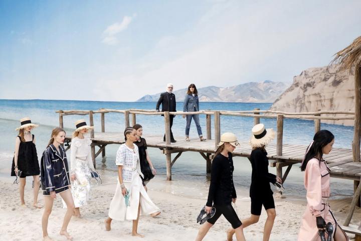 Chanel: Το Grand Palais μεταμορφώθηκε σε κανονική παραλία με θάλασσα και άμμο Chanel: Το Grand Palais μεταμορφώθηκε σε κανονική παραλία με θάλασσα και άμμο
