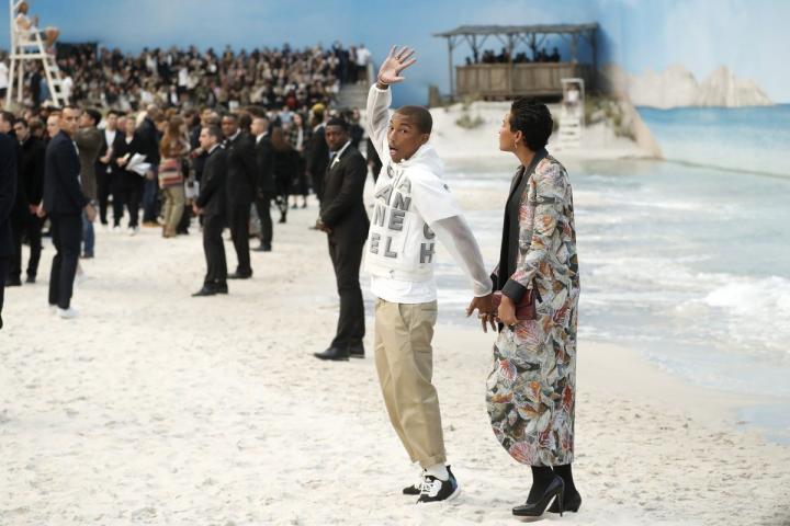 Chanel: Το Grand Palais μεταμορφώθηκε σε κανονική παραλία με θάλασσα και άμμο Chanel: Το Grand Palais μεταμορφώθηκε σε κανονική παραλία με θάλασσα και άμμο