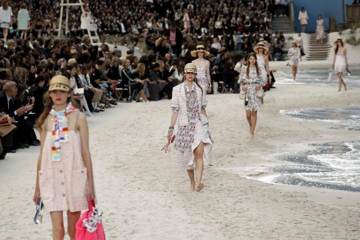 Chanel: Το Grand Palais μεταμορφώθηκε σε κανονική παραλία με θάλασσα και άμμο Chanel: Το Grand Palais μεταμορφώθηκε σε κανονική παραλία με θάλασσα και άμμο