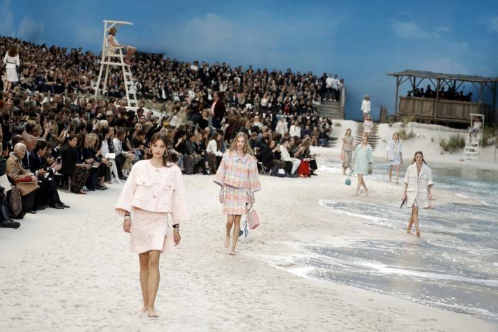 Chanel: Το Grand Palais μεταμορφώθηκε σε κανονική παραλία με θάλασσα και άμμο Chanel: Το Grand Palais μεταμορφώθηκε σε κανονική παραλία με θάλασσα και άμμο