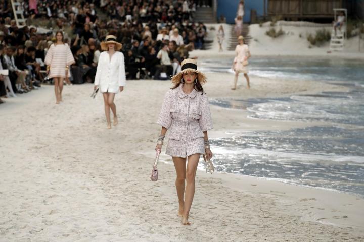 Chanel: Το Grand Palais μεταμορφώθηκε σε κανονική παραλία με θάλασσα και άμμο Chanel: Το Grand Palais μεταμορφώθηκε σε κανονική παραλία με θάλασσα και άμμο