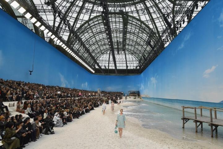 Chanel: Το Grand Palais μεταμορφώθηκε σε κανονική παραλία με θάλασσα και άμμο Chanel: Το Grand Palais μεταμορφώθηκε σε κανονική παραλία με θάλασσα και άμμο