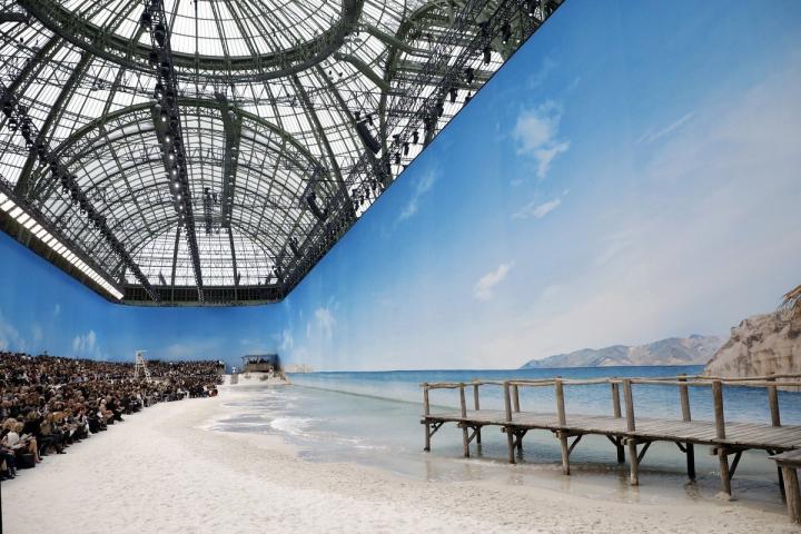 Chanel: Το Grand Palais μεταμορφώθηκε σε κανονική παραλία με θάλασσα και άμμο Chanel: Το Grand Palais μεταμορφώθηκε σε κανονική παραλία με θάλασσα και άμμο