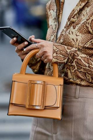 Αυτή είναι η No1 τάση στις τσάντες και είναι "δυνατή"