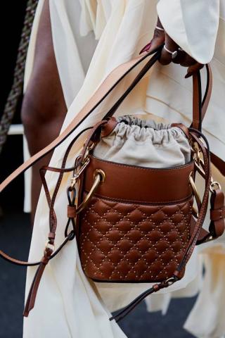 Αυτή είναι η No1 τάση στις τσάντες και είναι "δυνατή"