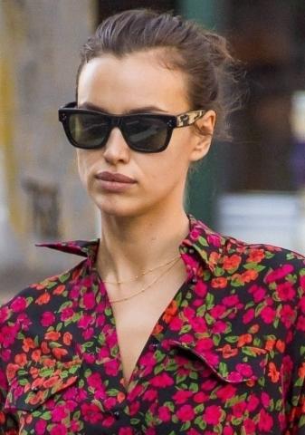 Η Irina Shayk ντύθηκε "Πάω γραφείο και βιάζομαι"